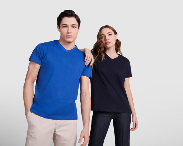 Camiseta de manga corta tubular y escote en pico de 2 capas.