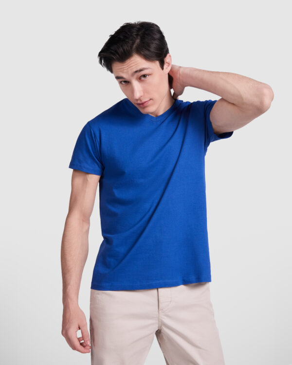 Camiseta de manga corta tubular y escote en pico de 2 capas.