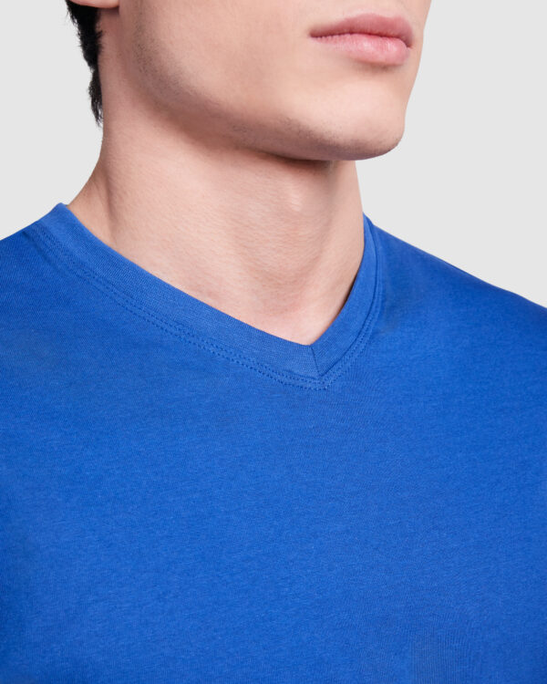 Camiseta de manga corta tubular y escote en pico de 2 capas.
