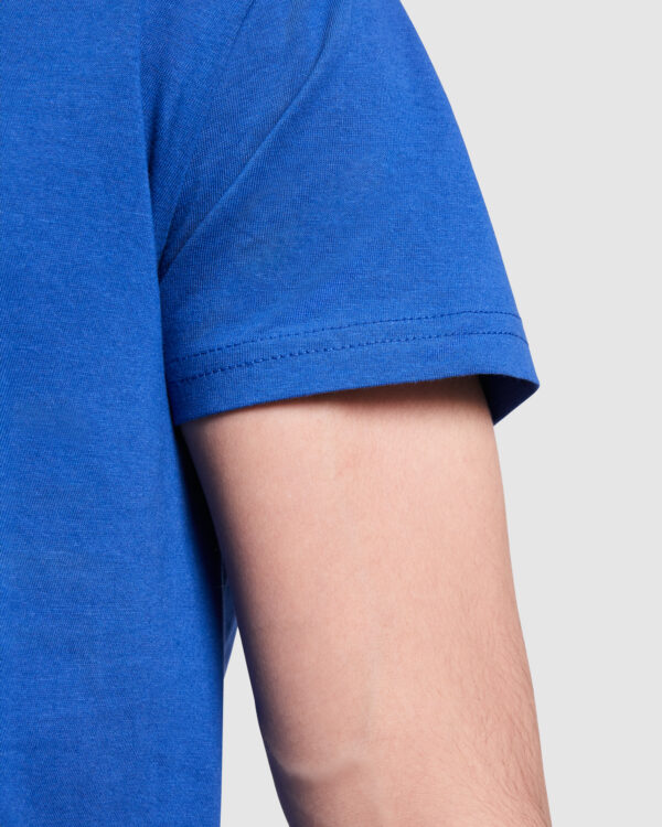 Camiseta de manga corta tubular y escote en pico de 2 capas.