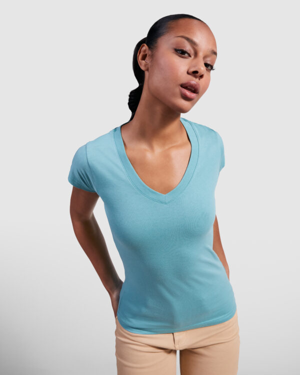 Camiseta de mujer con manga corta, escote en cuello de pico