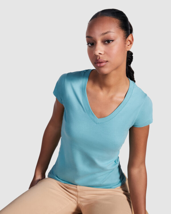 Camiseta de mujer con manga corta, escote en cuello de pico
