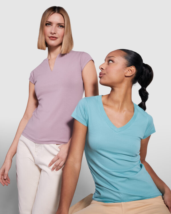 Camiseta de mujer con manga corta, escote en cuello de pico